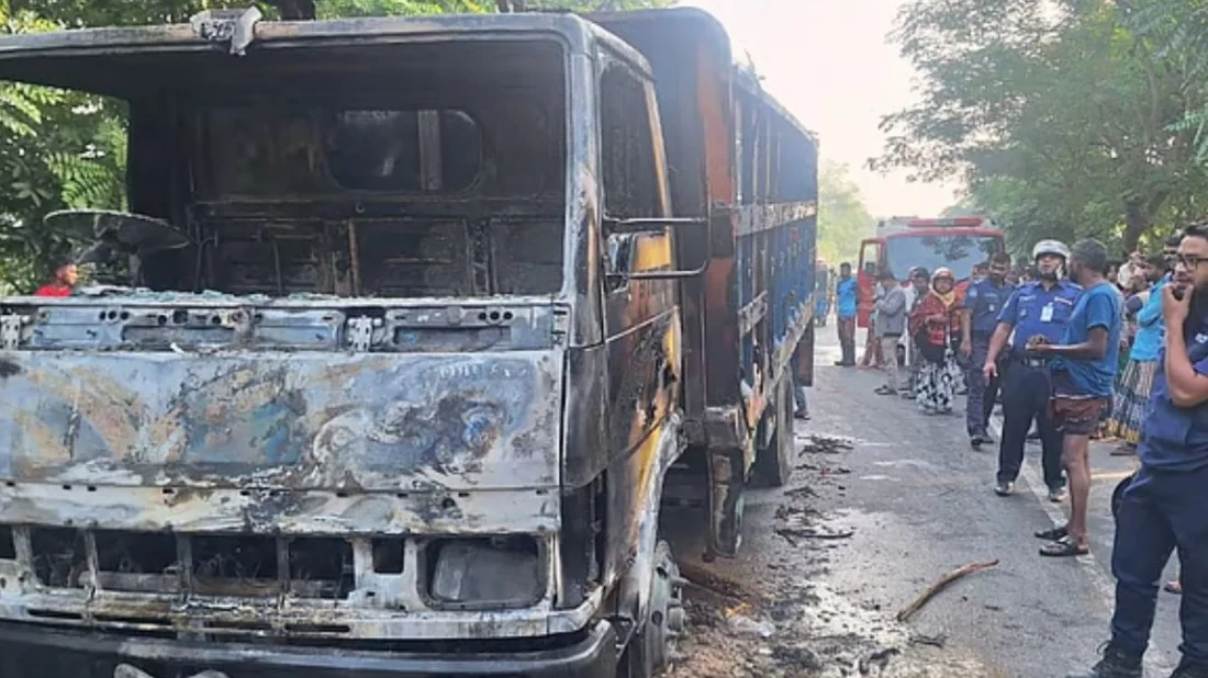 জাজিরায় পদ্মা সেতুর সামনে আওয়ামী লীগের অবরোধ, ট্রাকে আগুন
