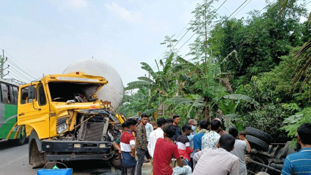 ঈদযাত্রার ১৫ দিনে সড়কে ঝরল ৪২৭ প্রাণ