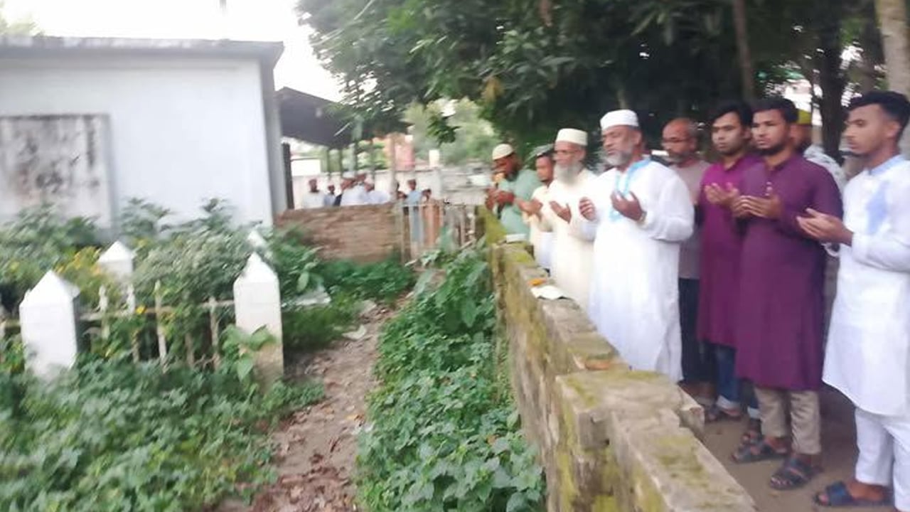 জামায়াতে ইসলামীর প্রার্থী ডা. মুরাদ হাসানের পিতার কবর জিয়ারত