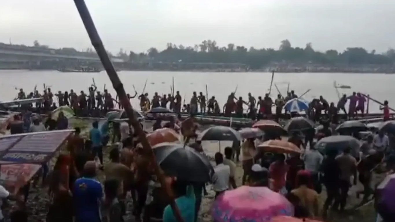 উল্লাপাড়ায় নৌকাবাইচে সংঘর্ষ: আহত ১৭
