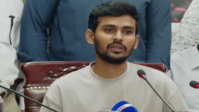 চার ঘণ্টা করে ট্রাফিকের দায়িত্বে থাকবে শিক্ষার্থীরা: উপদেষ্টা আসিফ
