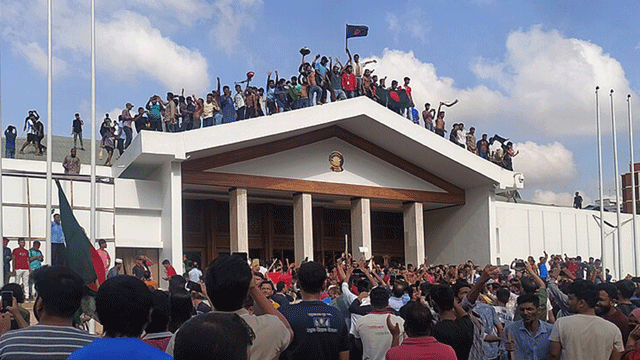 ৫ আগস্ট ‘ছাত্র-জনতার অভ্যুত্থান দিবস’, থাকবে সরকারি ছুটি