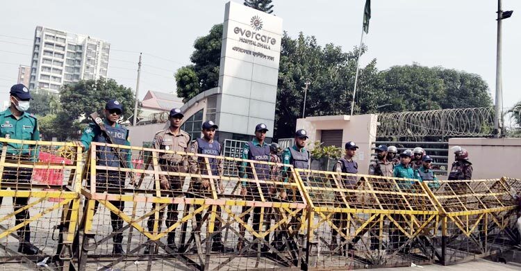 এভারকেয়ার হাসপাতালে ব্যারিকেড, আইনশৃঙ্খলা বাহিনী মোতায়েন