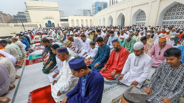 বিশ্ব মুসলিম উম্মাহর শান্তি কামনায় বায়তুল মোকাররমে বিশেষ মোনাজাত