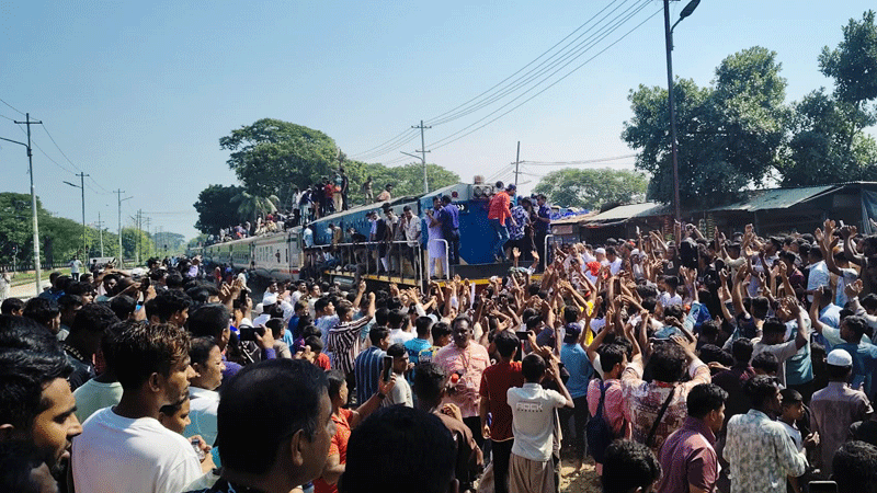ভৈরবকে জেলা ঘোষণার দাবিতে রেলপথ অবরোধ, পাথর নিক্ষেপে আহত ২০