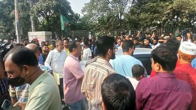 রামপুরায় পুলিশের বাধার মুখে বিএনপির পদযাত্রা