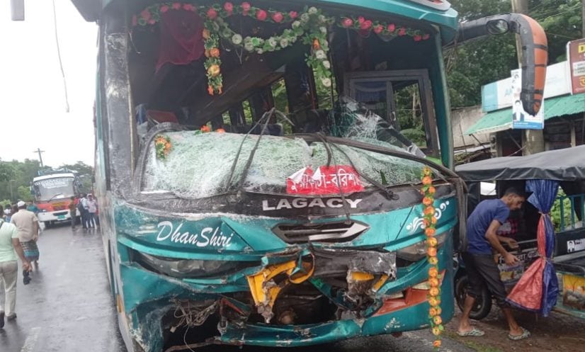 পটুয়াখালীতে র‌্যাবের পিকনিকের গাড়ি-বাস সংঘর্ষে শিশু নিহত, আহত ২২