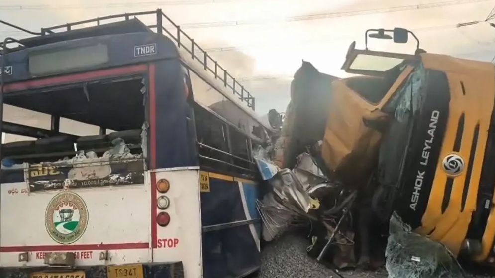ভারতের তেলেঙ্গানায় বাস-লরির সংঘর্ষে নিহত ২০, আহত অর্ধডজনের বেশি