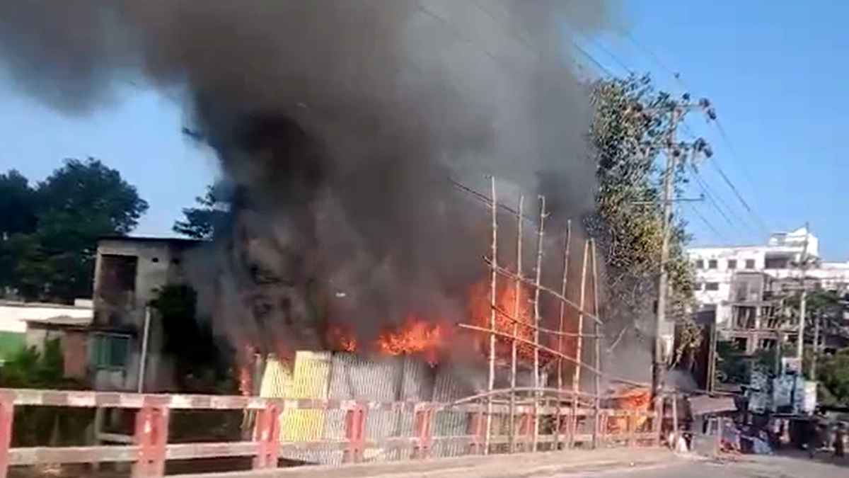 চাঁদপুরে গ্যাস সিলিন্ডার বিস্ফোরণে ৭ দোকান পুড়ে ছাই
