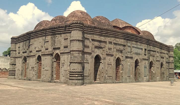 ঐতিহাসিক ছোট সোনামসজিদ ধসে পড়ার আশঙ্কায় পর্যটক-স্থানীয়রা উদ্বিগ্ন