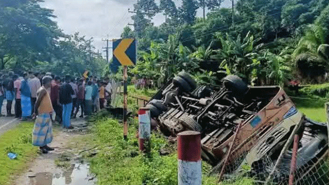 বাস-কাভার্ডভ্যানের সংঘর্ষে বাবা-ছেলেসহ নিহত ৩, আহত ১০