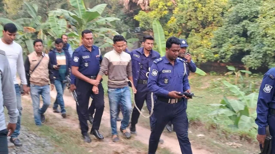 রাজবাড়ীতে প্যারোলে মুক্তি পেয়ে বাবার জানাজায় যুবদল নেতার অংশগ্রহণ