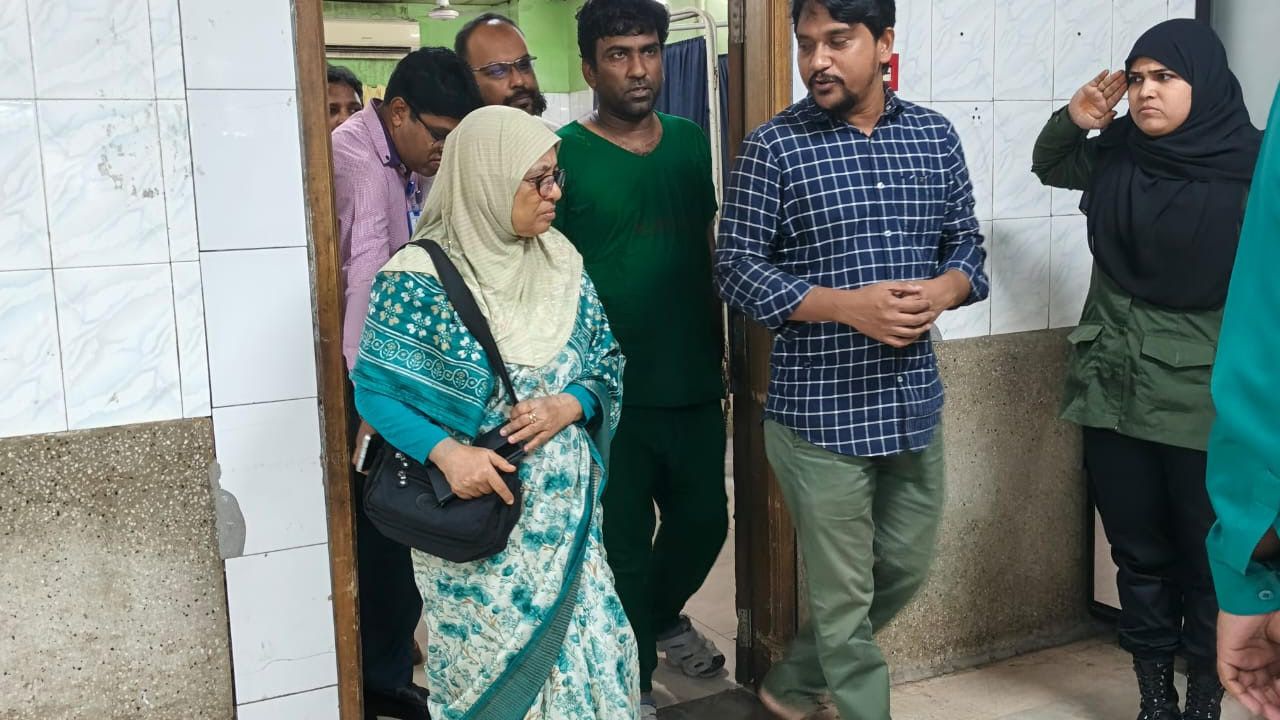 ভূমিকম্পে আহতদের দেখতে ঢাকা মেডিকেলে স্বাস্থ্য উপদেষ্টা নুরজাহান বেগম