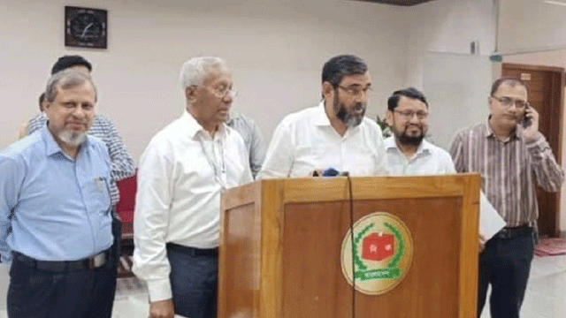 সংসদ নির্বাচনে পোস্টারের ব্যবহার নিষিদ্ধ: ইসি সানাউল্লাহ