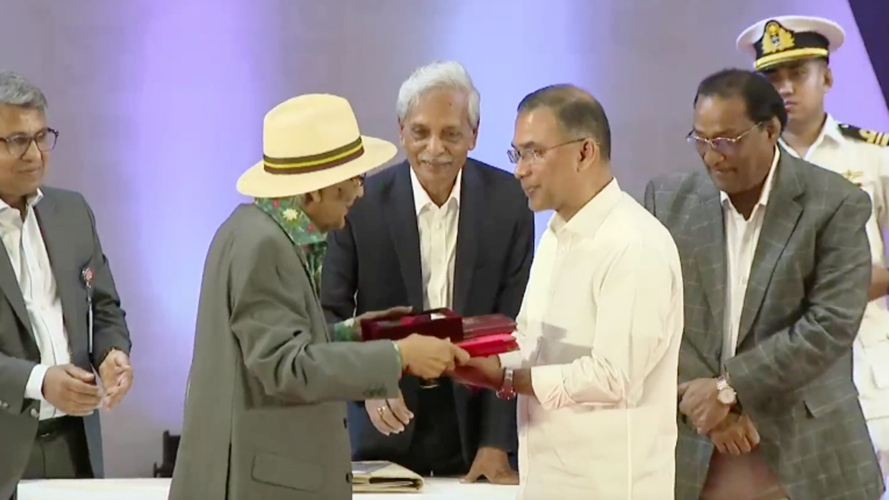 একুশে পদক প্রদান করলেন প্রধানমন্ত্রী তারেক রহমান