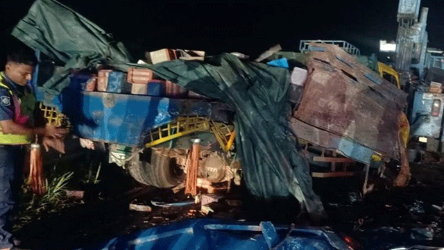 ঢাকা-মাওয়া এক্সপ্রেসওয়েতে বাস-ট্রাকের সংঘর্ষে নিহত ৪