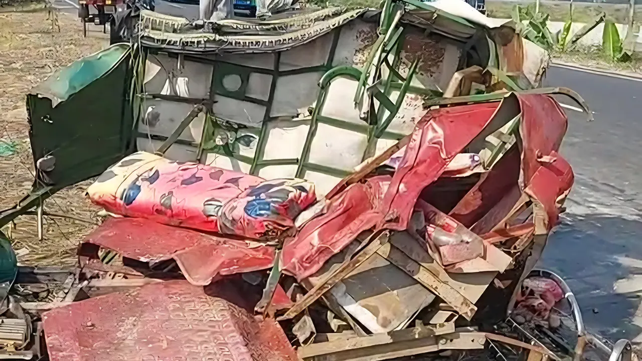 ফরিদপুরে বাসচাপায় ইজি বাইকের চারজনের মৃত্যু