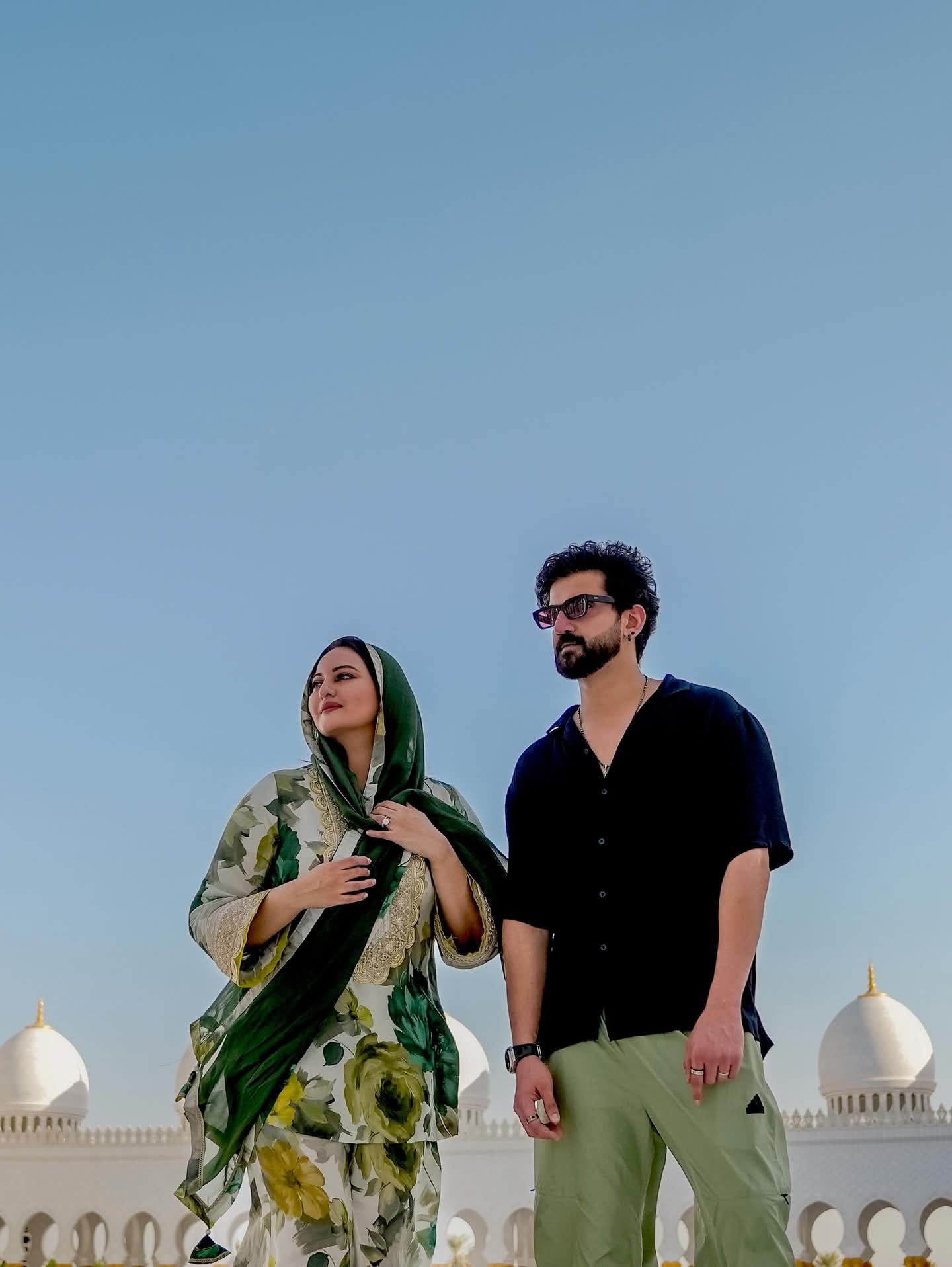 মসজিদে জুতো পরে হেটে ট্রলের শিকার সোনাক্ষী