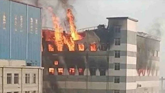 নারায়ণগঞ্জে টিস্যু কারখানায় আগুন, নিয়ন্ত্রণে ফায়ার সার্ভিসের ১৪ ইউনিট