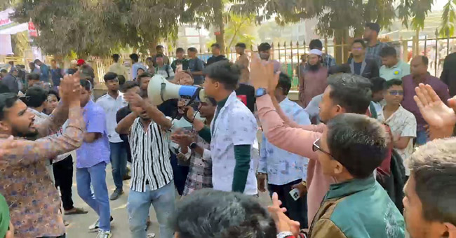 বিক্ষোভে যোগ দিতে গাজীপুরে জড়ো হচ্ছেন শিক্ষার্থীরা, সংঘর্ষের আশঙ্কা