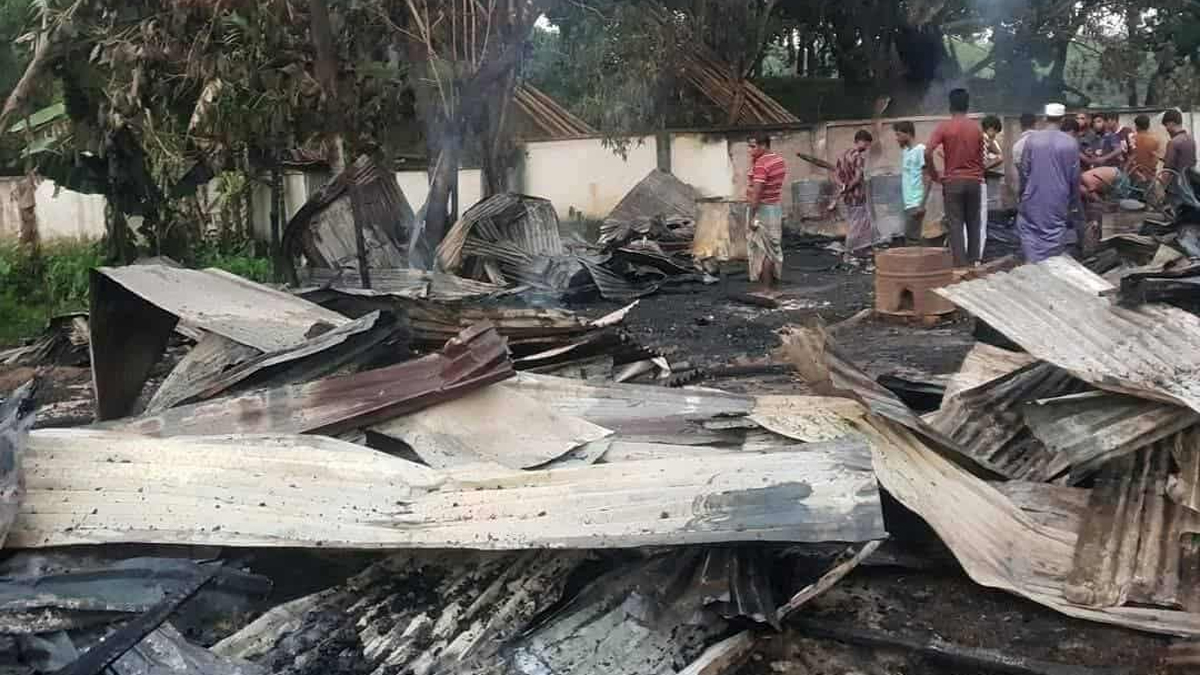 গুইমারায় ভয়াবহ অগ্নিকাণ্ডে পুড়ে গেল ১৫টির বেশি দোকান