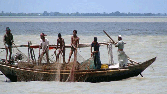 নিষেধাজ্ঞা শেষে জাল নিয়ে সমুদ্রে জেলেরা