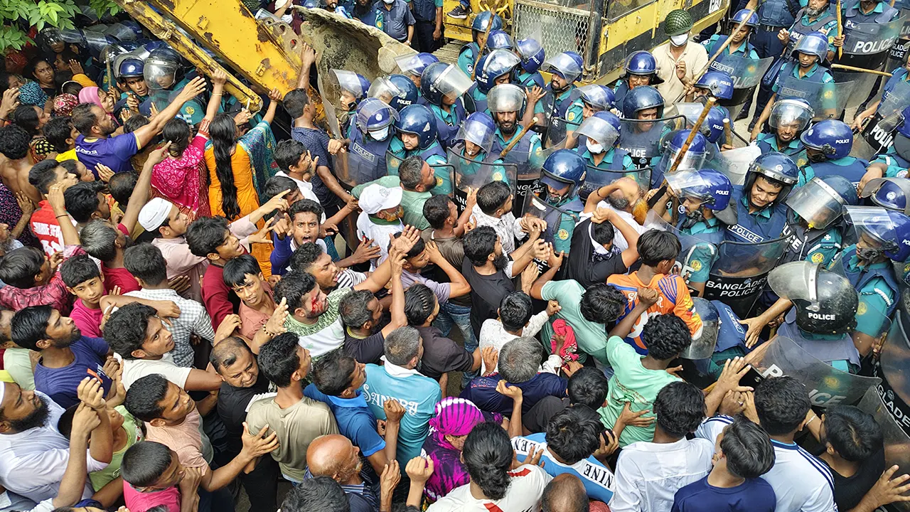 খুলনায় উচ্ছেদ অভিযানে সংঘর্ষ, আহত অন্তত ৩০