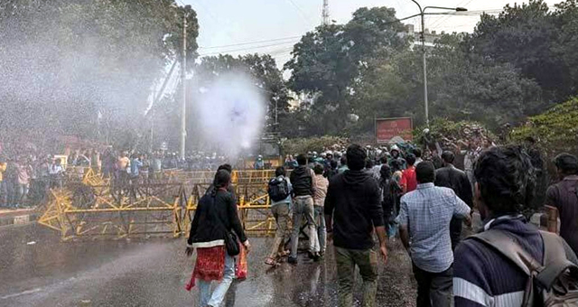 স্বরাষ্ট্র মন্ত্রণালয় অভিমুখে শিক্ষার্থীদের প্রতিবাদ মিছিল, পুলিশের লাঠিচার্জ