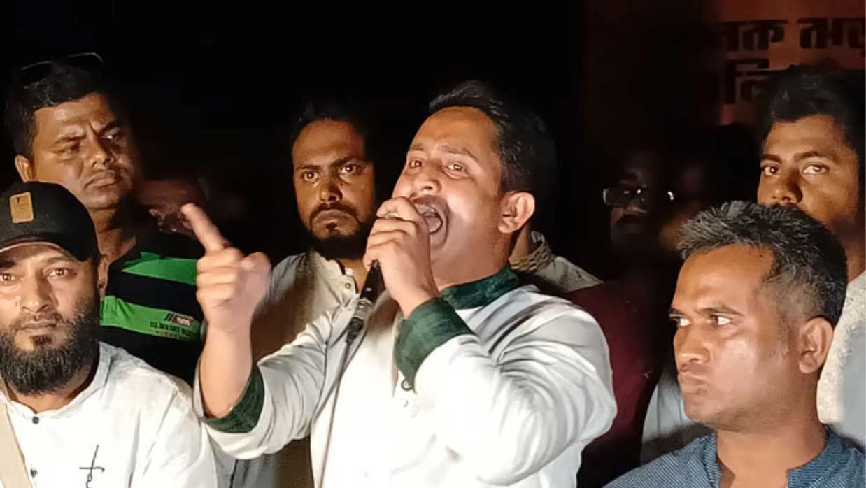 অনুষ্ঠানে বিদ্যুৎ বিভ্রাট: কলিজা ছিঁড়ে রাস্তায় ফেলে রাখার হুমকি