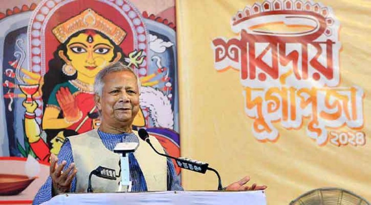 শারদীয় দুর্গোৎসব উপলক্ষে ঢাকেশ্বরী মন্দিরে প্রধান উপদেষ্টা ইউনূস