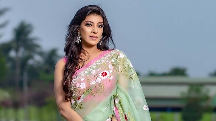 মা-সন্তানের ভালোবাসার মুহূর্ত নিয়েই কটাক্ষের শিকার অভিনেত্রী মৌ