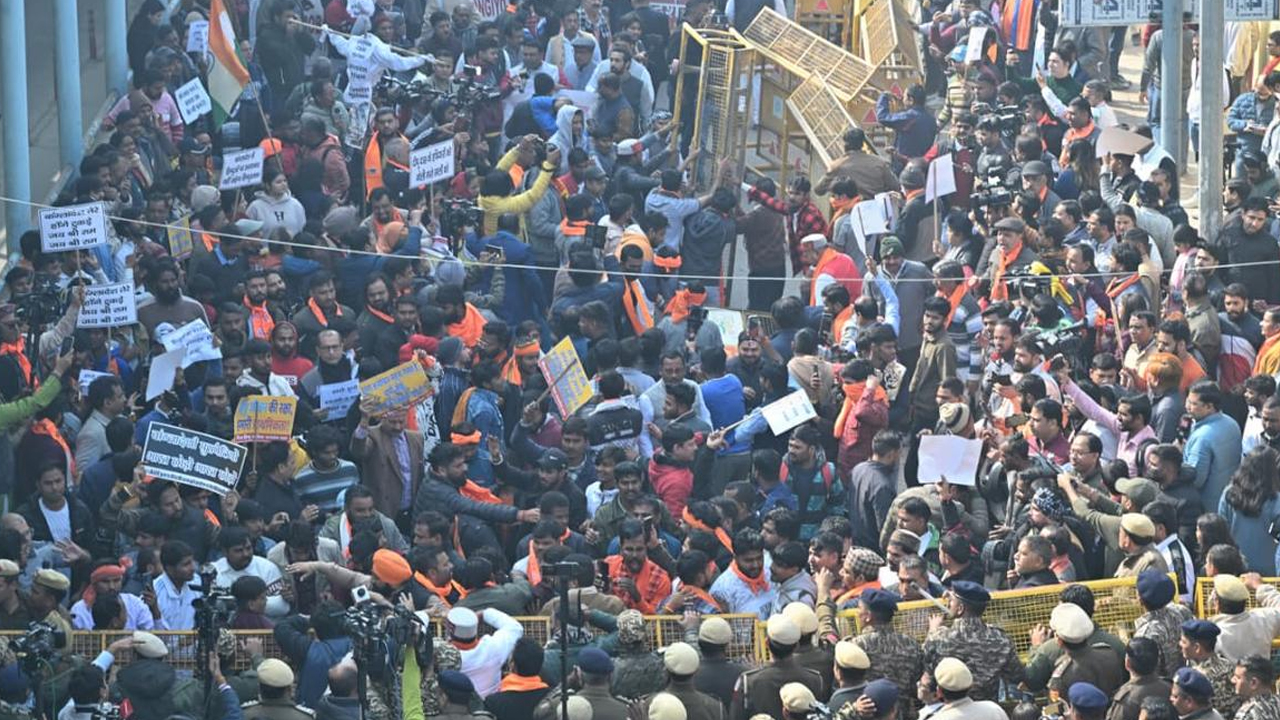 দিল্লিতে বাংলাদেশ হাইকমিশনের সামনে কট্টরপন্থীদের বিক্ষোভ