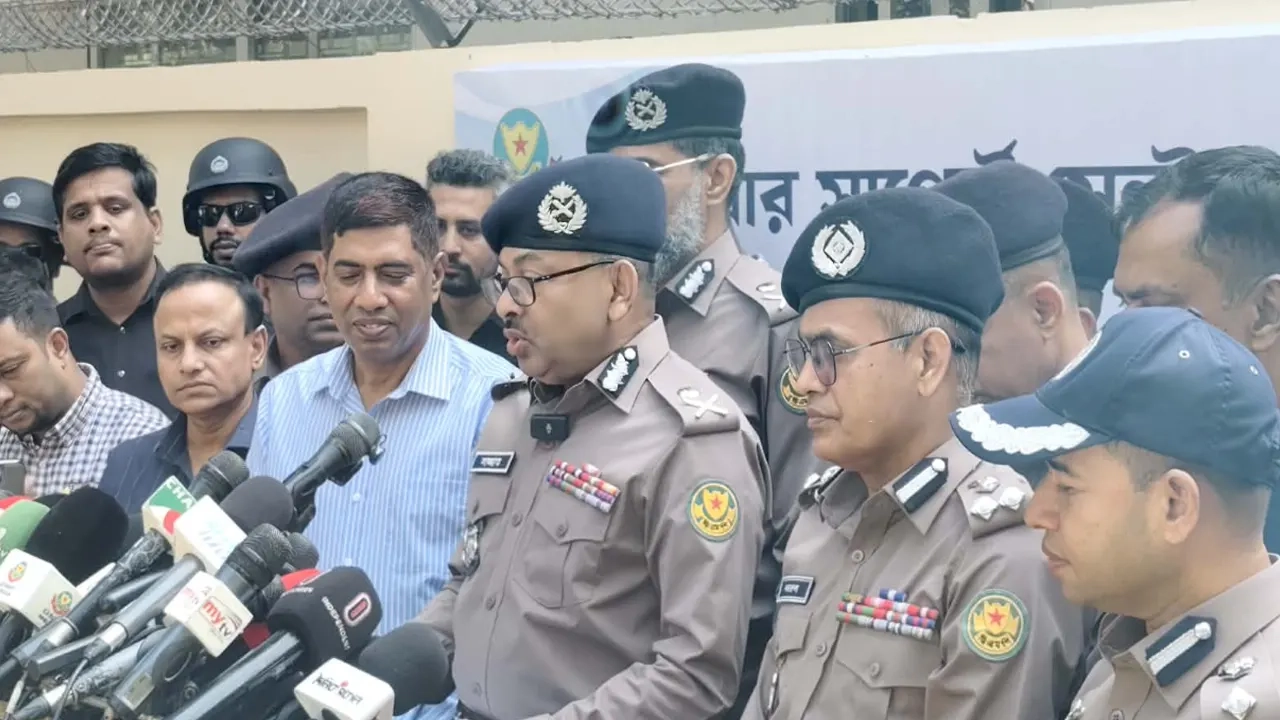 পুলিশের সঙ্গে অসদাচরণে দুঃখ প্রকাশ করেছেন ডিএমপি কমিশনার