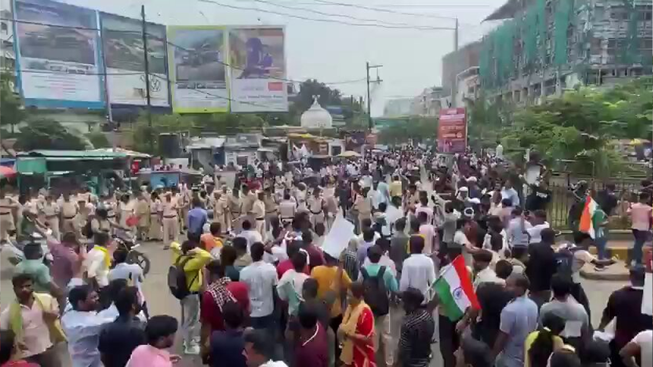 নেপালের পর এবার ভারতেও শিক্ষকদের নিয়োগ নিয়ে আন্দোলন