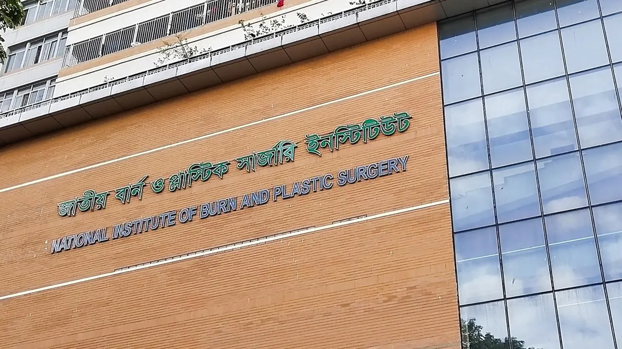 যাত্রাবাড়ীতে এসি বিস্ফোরণে একই পরিবারের চারজন দগ্ধ