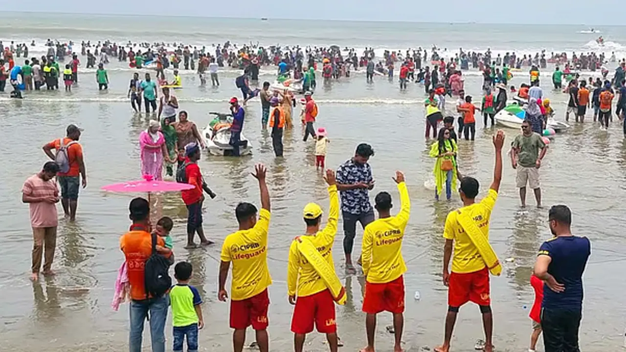 কক্সবাজার সমুদ্র সৈকতে লাইফগার্ড সেবা বন্ধ হতে যাচ্ছে