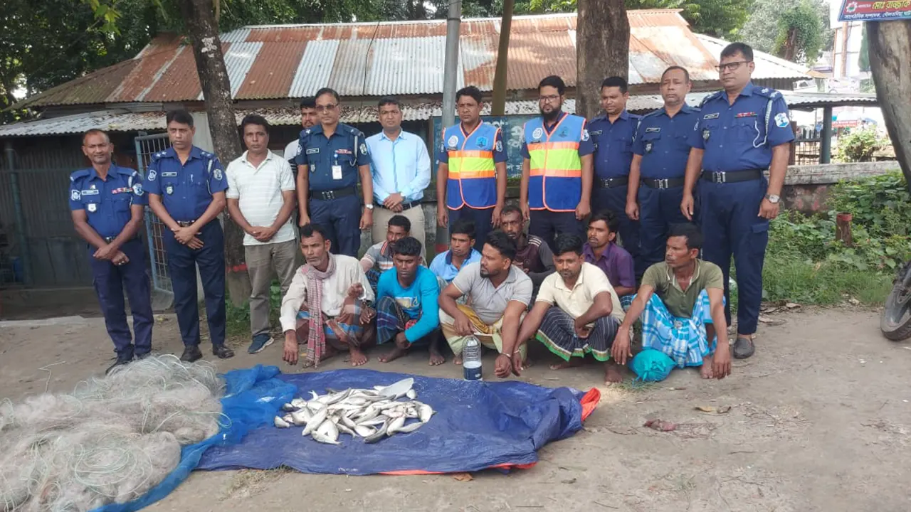 পদ্মায় মা ইলিশ ধরায় ৯ জেলে গ্রেপ্তার