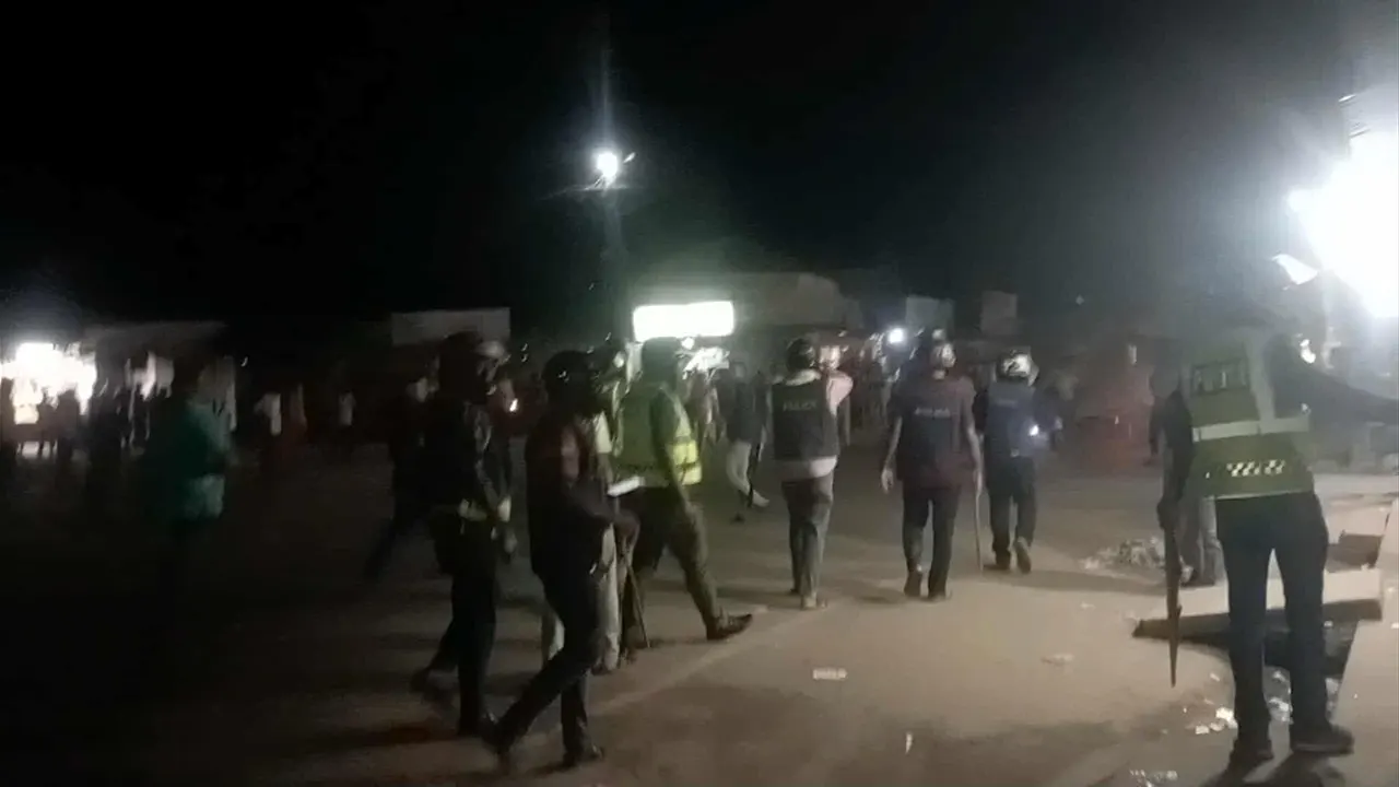 এক প্রেমিকাকে কেন্দ্র করে দুই গ্রুপের সংঘর্ষ
