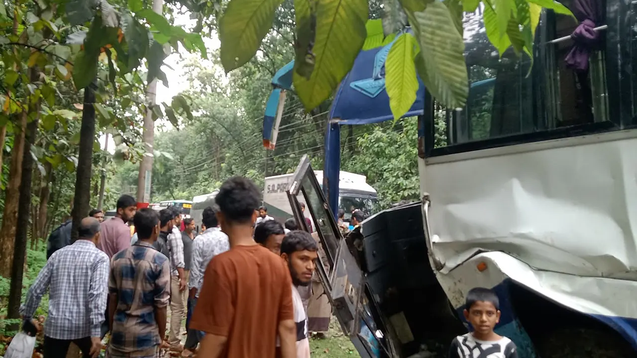 চকরিয়ায় বাস-মাইক্রোবাস সংঘর্ষে ৫ নিহত, আহত ৩