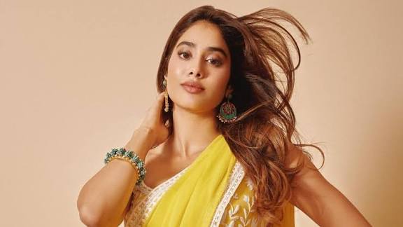 ‘বলিউডে টিকে থাকতে অনেক সময় বোকা সাজতে হয়’:জাহ্নবী