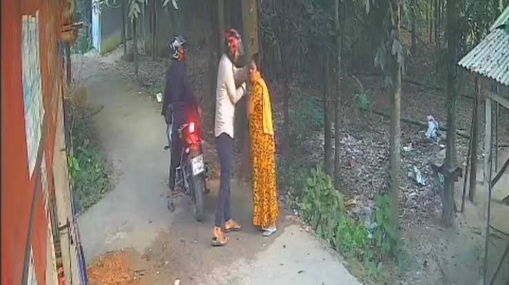 পিস্তল ঠেকিয়ে ছিনতাই, গৃহবধূ বললেন গহনা ছিল ইমিটেশনের