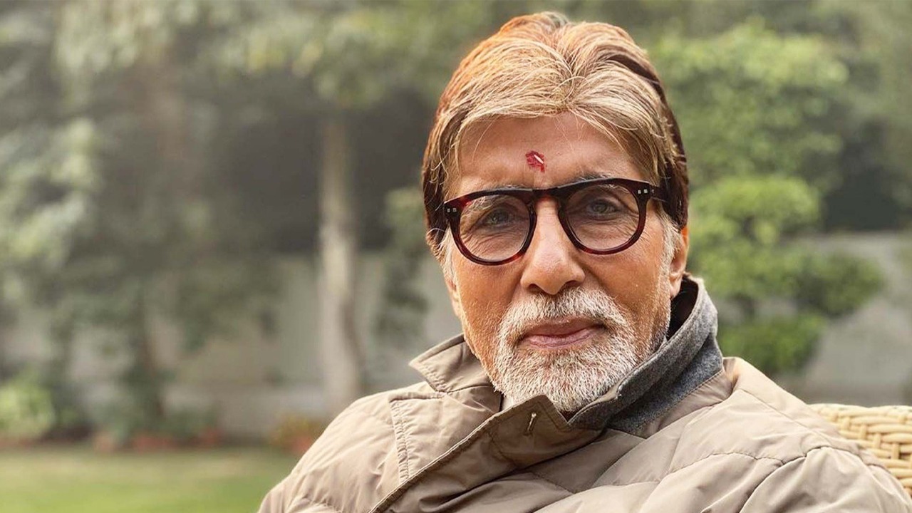 উপহার দিয়ে বিতর্কের মুখে অমিতাভ বচ্চন
