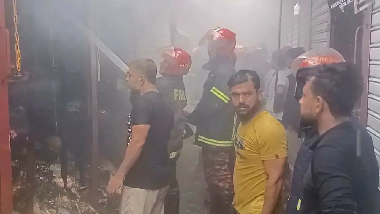 ব্রাহ্মণবাড়িয়ায় মার্কেটে ভয়াবহ আগুন