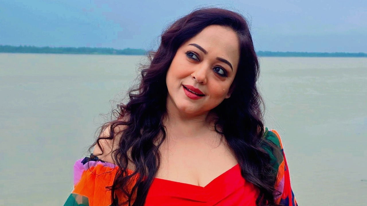 রাজনীতিতে যোগ দেবেন না বললেন অপরাজিতা আঢ্য