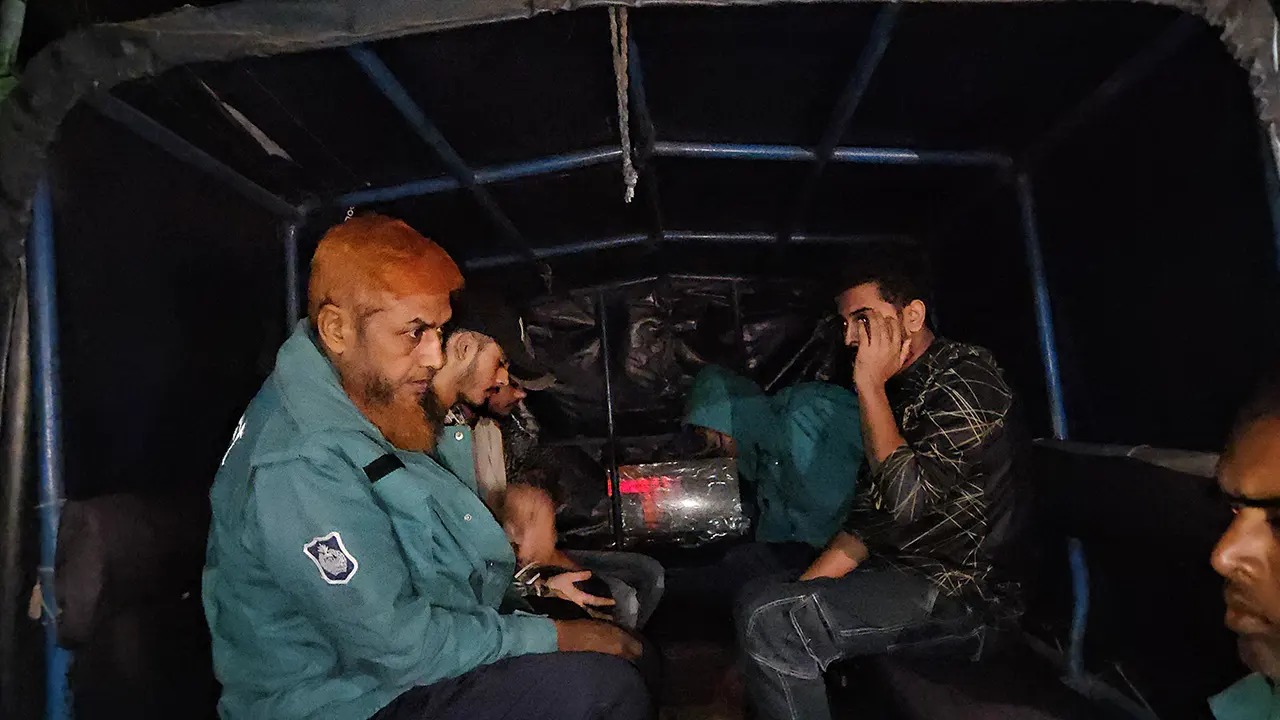 রাবিতে গাঁজা সেবনের সময় সাত শিক্ষার্থী আটক