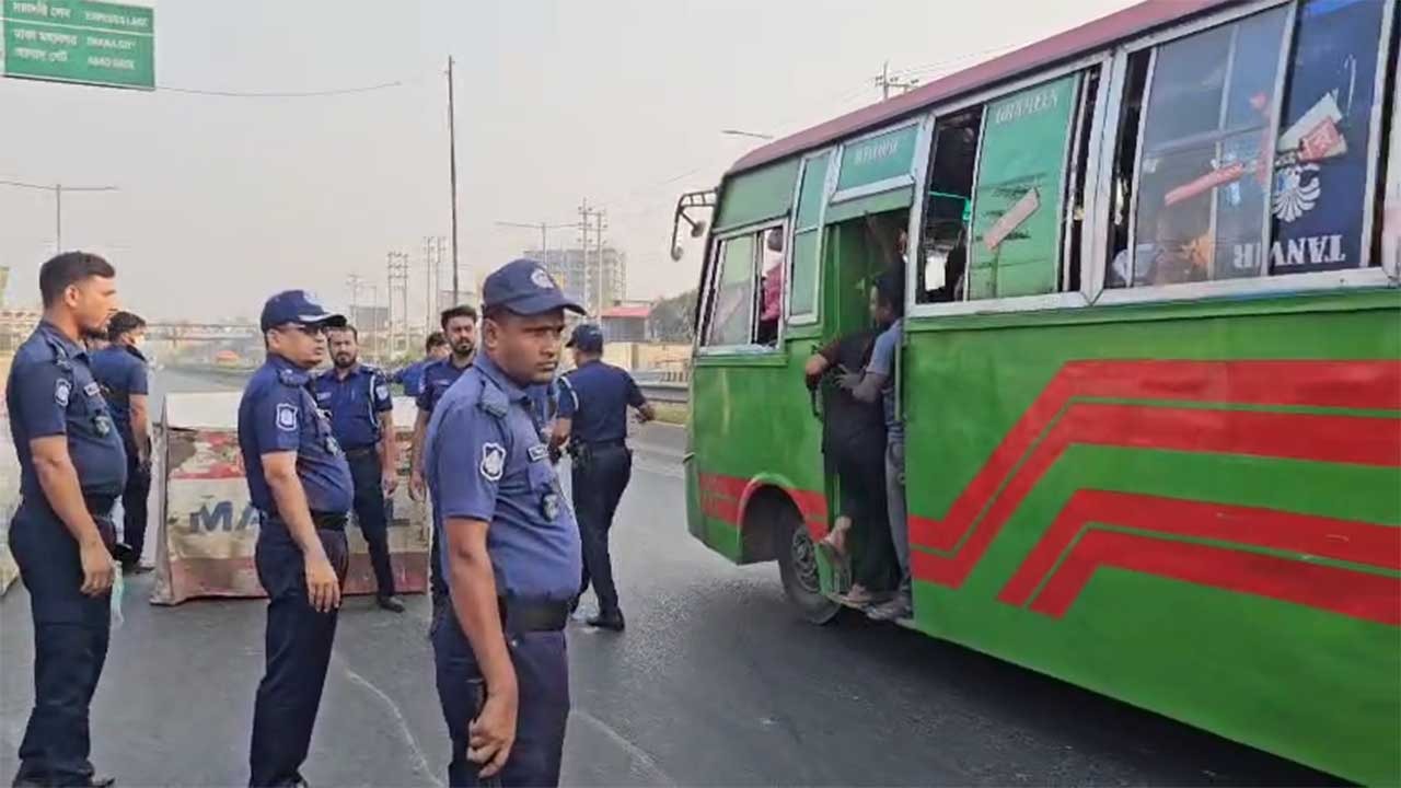 আওয়ামী লীগের লকডাউন কর্মসূচিকে ঘিরে আমিনবাজারে পুলিশের তল্লাশি, আটক ৪