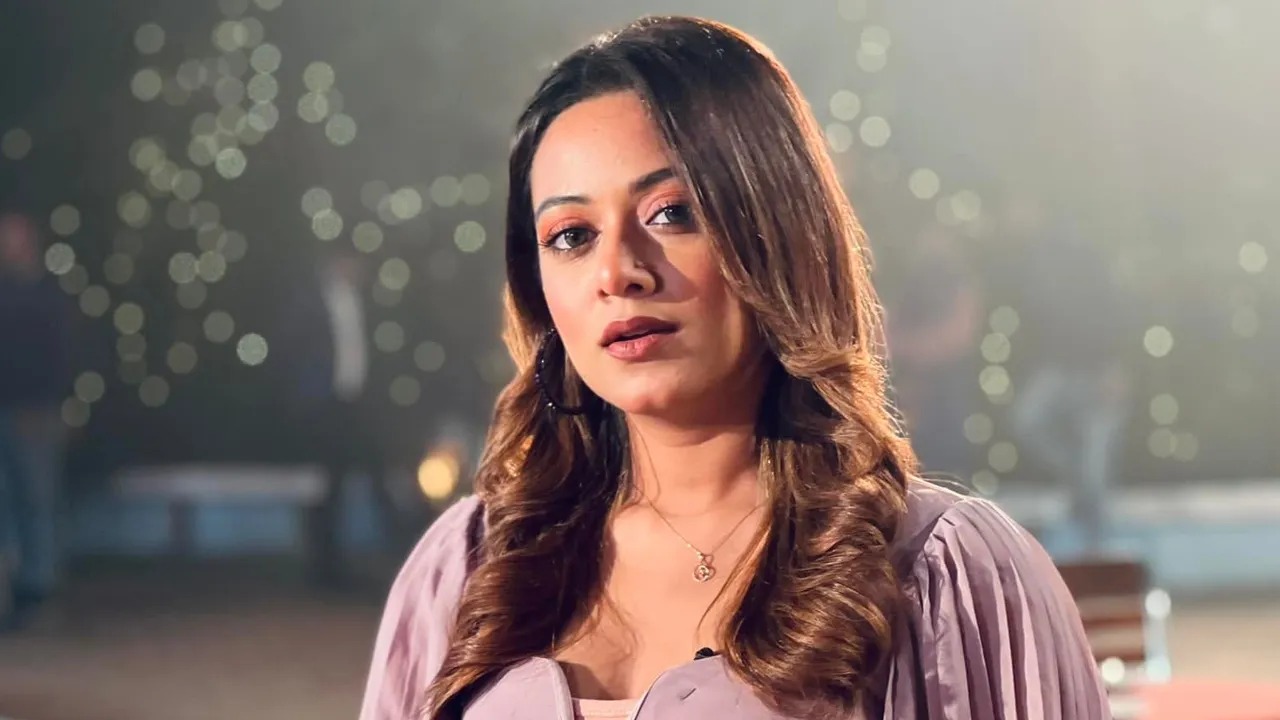 দূর দেশে ভক্তের চিঠিতে মুগ্ধ দীঘি