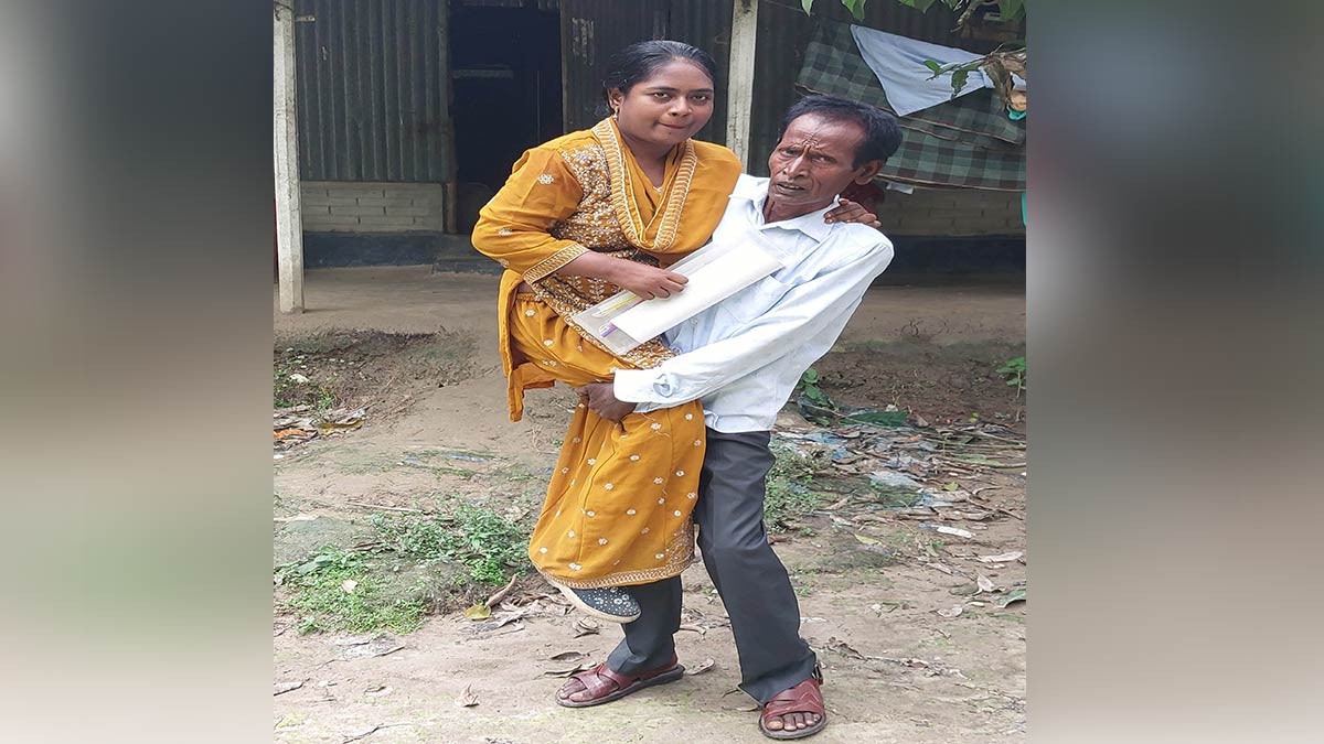 বাবার কোলে চড়ে অনার্সে প্রথম শ্রেণিতে নাইছ খাতুনের অনন্য সাফল্য
