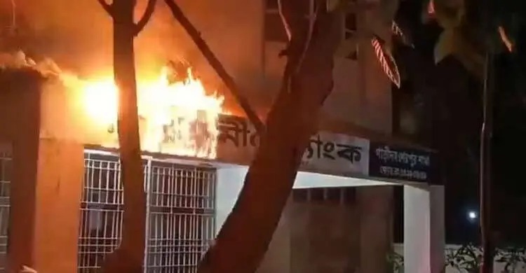 বগুড়ায় গ্রামীণ ব্যাংকের গাড়িদহ শাখায় আগুন দেয়ার চেষ্টা
