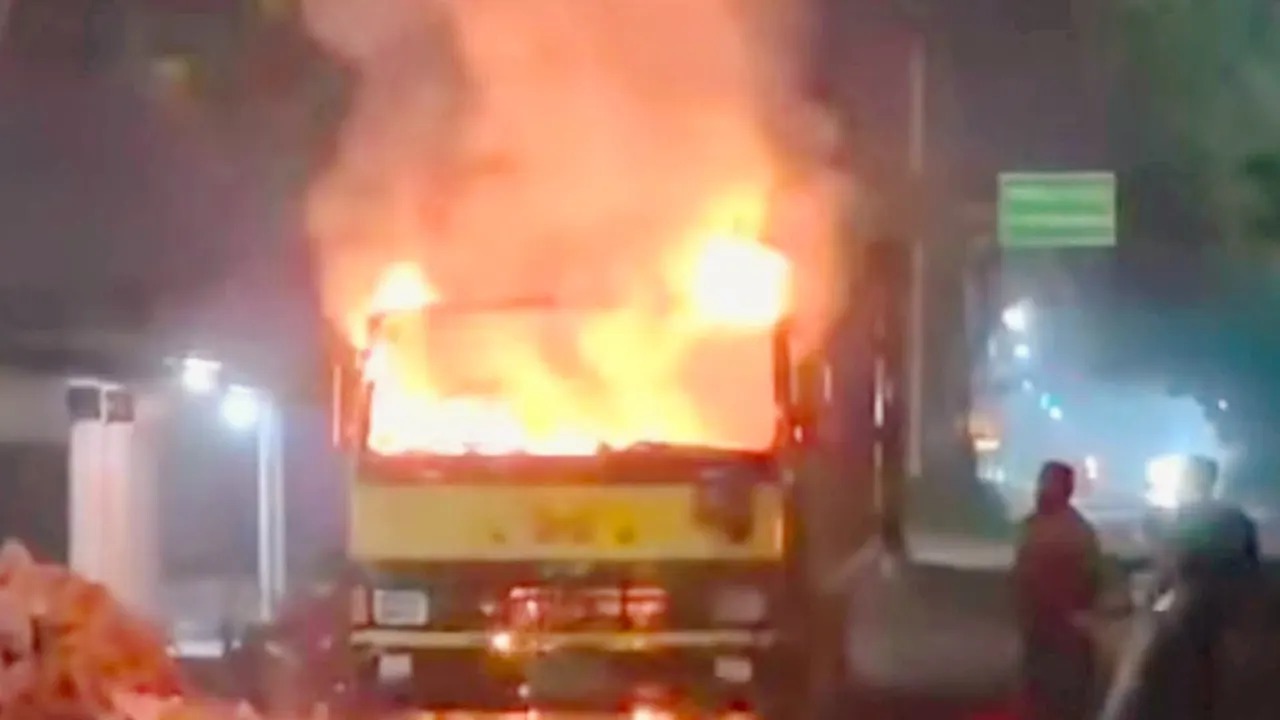 ময়মনসিংহে কাভার্ডভ্যানে আগুন
